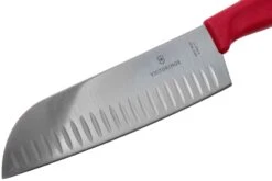 Victorinox SwissClassic 6.8521.17B Santoku Avec Alvéoles 17 Cm, Rouge 8 Victorinox SwissClassic 6.8521.17B Santoku Avec Alvéoles 17 Cm, Rouge -Les Couteaux Soldes VT6 8521 17B 03 victorinox scaled