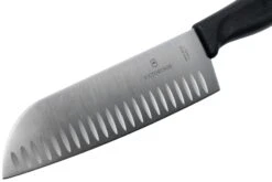Victorinox SwissClassic 6.8523.17G Santoku Avec Alvéoles 17 Cm, Noir -Les Couteaux Soldes VT6 8523 17G 03 victorinox scaled